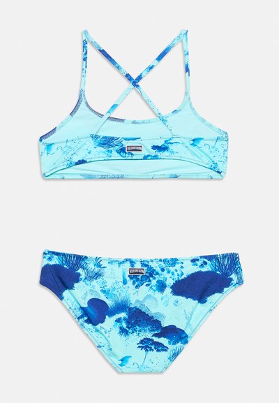 Μπλε μαγιό δύο τεμαχίων με σχέδιο κοραλλιογενή υφάλου, με τοπ με λουράκια σε σχήμα Χ και αντίστοιχο κάτω μέρος μπικίνι, και τα δύο με την ετικέτα "Vilebrequin".