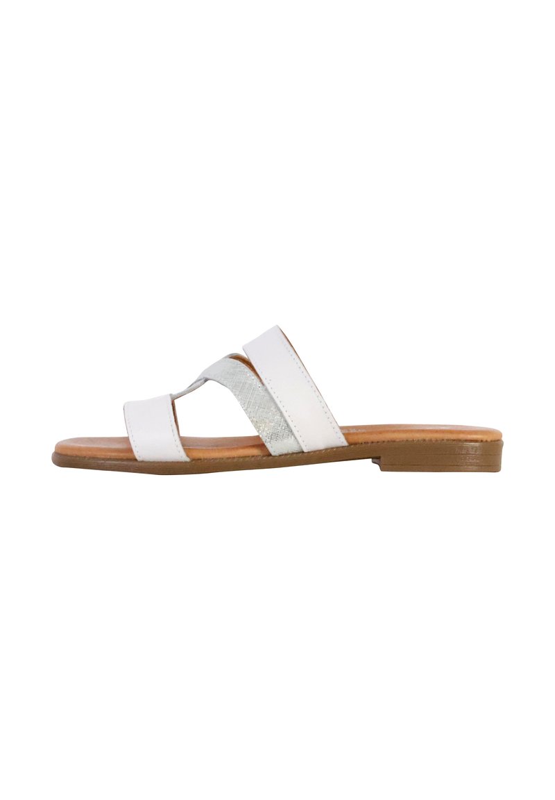 Weiße Ledersandale mit zwei breiten Riemen und einem silbernen strukturierten Riemen. Flache braune Sohle, minimalistisches Design, geeignet für die Freizeit.