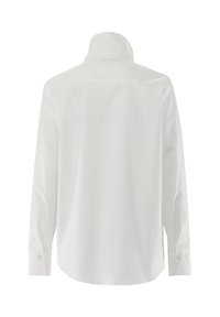 Camicia bianca a maniche lunghe con colletto a punta, tessuto liscio, polsini con bottoni e design della schiena dritta. Nessun motivo o logo visibile.