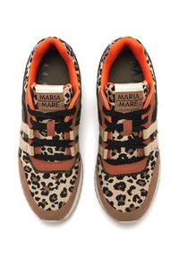 Leoprint-Sneaker mit braunen, orangefarbenen und schwarzen Akzenten. Verfügt über einen strukturierten Stoff, schwarze Schnürsenkel und ein Logo-Tag auf der Zunge.