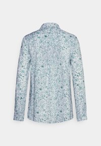 Camisa de manga longa com um tecido branco decorado com um detalhado padrão floral azul, gola clássica, yoke traseiro abotoado e barra reta.