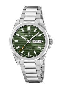 Montre quartz Festina avec un cadran rayé vert, bracelet en acier inoxydable argenté, affichage de la date et accent orange sur la trotteuse. Résistance à l'eau jusqu'à 10 bars.
