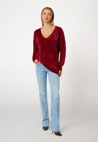 Guess RELAXED FIT - Pulover - rot
