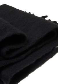 Sciarpa di lana nera, tessitura morbida, piegata con bordi sfrangiati. Forma rettangolare con colore scuro uniforme, senza motivi o elementi metallici visibili.