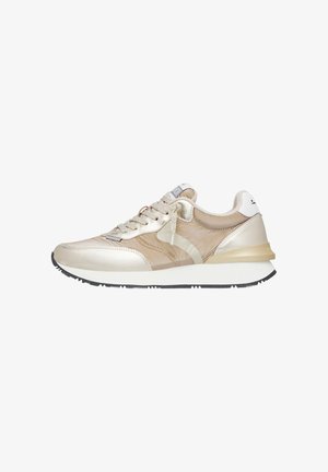 Scarpa sportiva in beige chiaro e oro, con tomaia in pelle liscia, pannelli in rete per la traspirabilità e suola in gomma testurizzata.