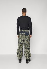 Columbia CORESHOT™ PRINTED PANT - Slēpošanas bikses - greenscape/treebark/black