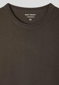 T-shirt pesante marrone scuro con collo rotondo. Presenta cuciture semplici e l'etichetta "Terranova XL" all'ingiù del collo. Tessuto liscio.