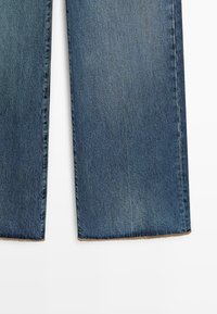 Jeans in denim blu scuro a gamba dritta con orlo pulito e leggere sfumature. Presentano un classico design a cinque tasche e cuciture solide.