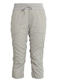 Jasnoszare spodnie 3/4 z elastycznym pasem, sznurkiem do regulacji, bocznymi kieszeniami oraz marszczeniami wzdłuż nogawek.