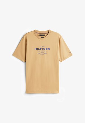 Camiseta de algodón beige con mangas cortas y escote redondo; presenta el texto azul "TOMMY HILFIGER NEW YORK CITY" y un pequeño logo en la manga.
