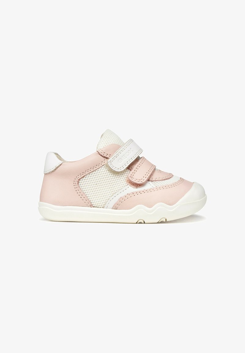 Baskets en cuir rose avec accents en mesh blanc. Caractéristiques des bandes Velcro, un bout arrondi et une semelle en caoutchouc texturée. Fini mat doux.