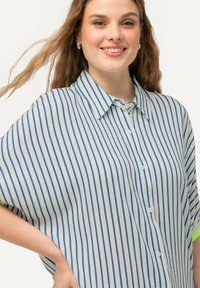 Ulla Popken STRIPED SHORT SLEEVE CONTRAST TRIM  - Hemdbluse - azure