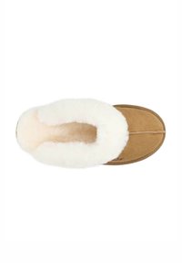 Tan suède pantoffel met een fluffy witte voering van bont, een ronde neus en gestikte details. De zachte textuur verhoogt het comfort en de warmte.