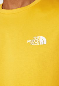 The North Face M SS SIMPLE DOME TEE - Bluză sport - summit gold