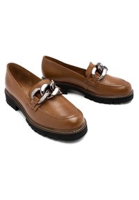 Mocasines de cuero marrón con un acabado texturizado, que presentan un destacado acento de cadena plateada en la parte frontal y una suela de goma negra.