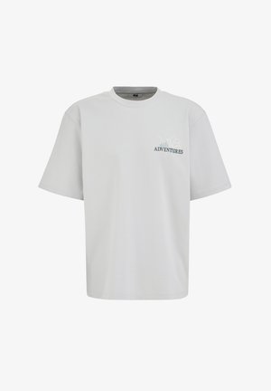 Gaiši pelēka kokvilnas T-krekls ar īsām piedurknēm, apaļu izgriezumu un drukātu uzrakstu "ADVENTURES" kreisajā krūšu daļā. Gluda tekstūra un brīvs piegriezums.