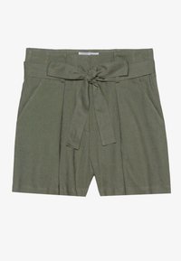 Grüne Leinenhosen mit vorderen Falten, zwei seitlichen Taschen und einem stofflichen Bindegürtel in der Taille. Glatte Textur mit lockerer Passform.