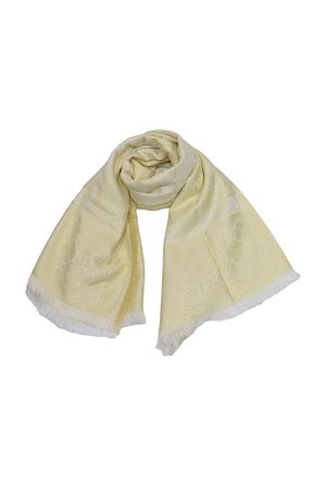 Scialle giallo chiaro realizzato in tessuto morbido, con un motivo geometrico, rifinito con frange bianche per aggiungere texture.