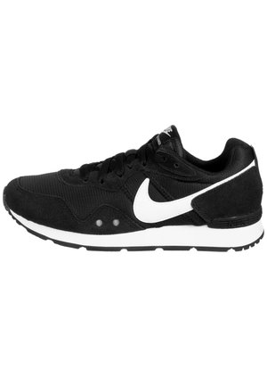 Černá běžecká bota Nike s bílým logem swoosh, síťovaným a semišovým svrškem, černými tkaničkami a podrážkou s bílými akcenty.