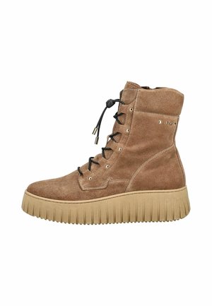 Botte montante en daim marron avec semelle épaisse rainurée et fermeture à lacets noirs sur fond blanc.