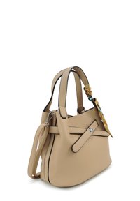 Beige leren handtas met zwarte accenten, dubbele handgrepen en een afneembare schouderriem. Bevat een sjaal met knoopdetail bevestigd aan één handgreep.