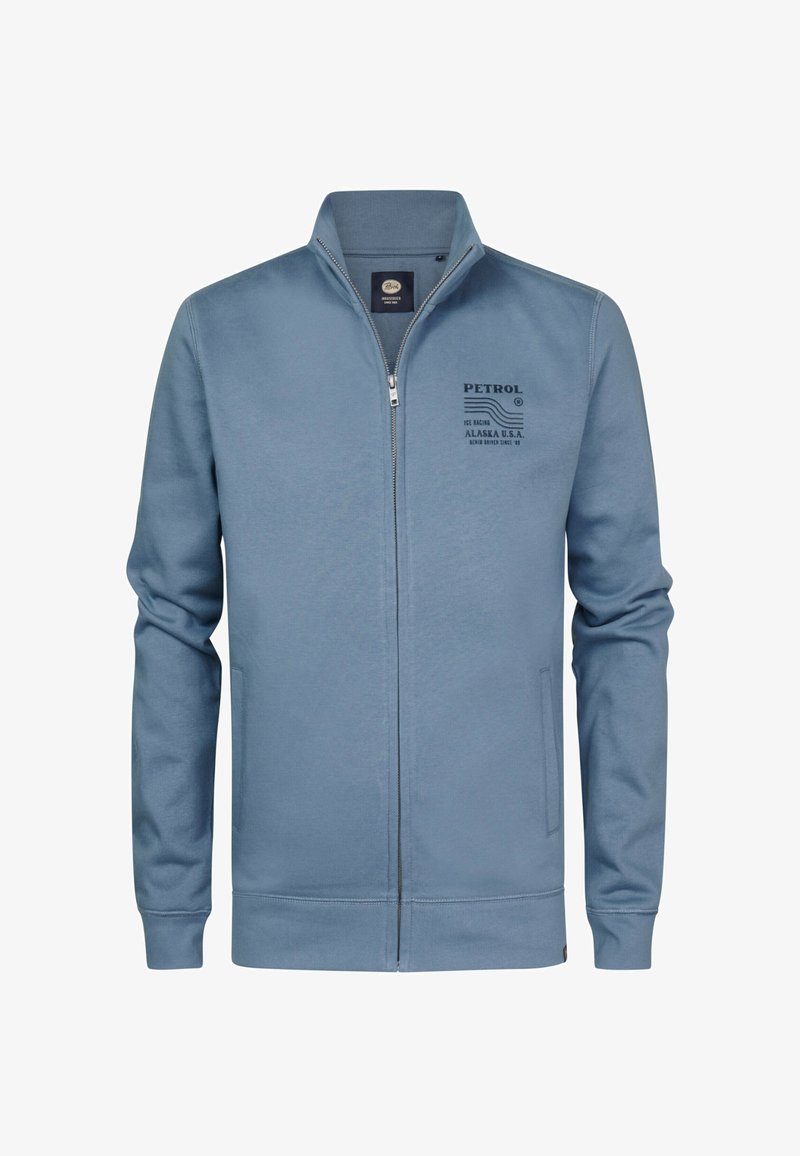 Modrá mikina se zipem vyrobená z měkké látky. Má vysoký límec, boční kapsy a potisk loga na levé hrudi.