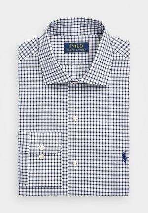 Gefaltetes weißes Hemd mit marineblauem Karomuster, geknöpftem Manschettenverschluss und Polo Ralph Lauren Etikett am Krageninnenseite.