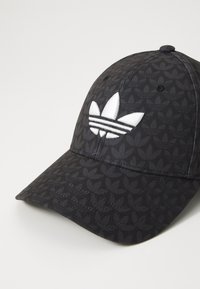 Fekete sapka finom mintás textúrával, elől fehér hímzett Adidas logóval, három csíkkal.