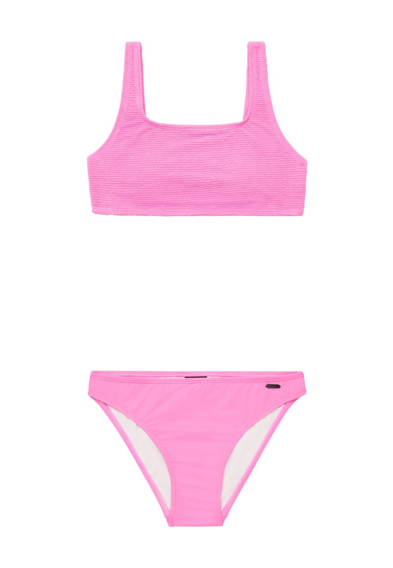 Różowy zestaw bikini z teksturowanym topem na kwadratowym dekolcie oraz dopasowanymi dolnymi częściami w niskim stanie z białym wykończeniem. Materiał ma gładką fakturę.