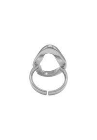 Sølvmetalring med et glat, afrundet trekantet design og en åben ring, der fremhæver en poleret overflade og minimalistisk form.