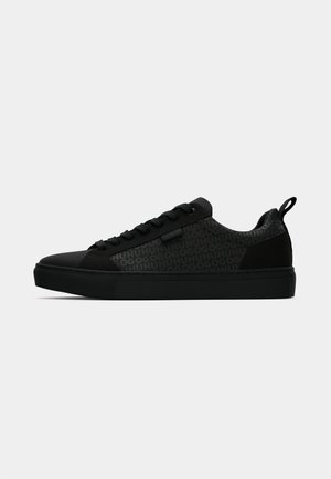 Schwarze Sneakers mit einer glatten Textur, mattem Finish, runder Zehenpartie, flachem Schnürdesign und dezentem Logomuster an den Seiten.