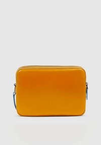 Gele rechthoekige clutch met een gladde leren textuur en een ritssluiting met blauwe accenten. Eenvoudig design, zonder zichtbare patronen of metalen onderdelen.