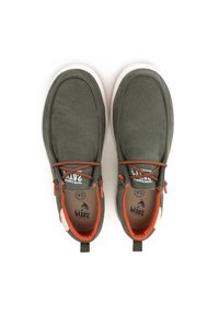 Baskets en toile vert foncé avec des accents orange, à bout rond et semelle blanche. Comprend une languette de traction et un design à lacets.