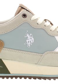 Sneaker med en blanding av grå semsket skinn og glatt lyseblått skinn. Har hvit logo, beige detaljer og kremfargede snørebånd på en brun gummisåle.