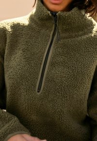 Next OUTDOOR BORG QUARTER ZIP - Fleece trui - olive green
