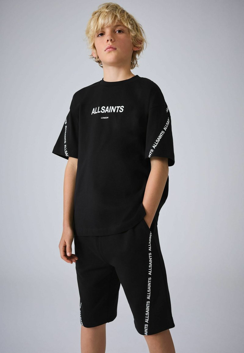 Schwarzes T-Shirt und Shorts-Set aus Baumwolle mit weißem "ALLSAINTS"-Schriftzug. Oberbekleidung hat eine lockere Passform; die Shorts sind knielang mit Seitentaschen.