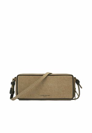 Bolso bandolera rectangular marrón con ribete negro, textura de tela, cierre de cremallera y correa ajustable colocado en primer plano sobre un fondo blanco.