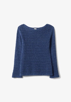 Blauer Langarm-Häkelpullover mit offenem Strickmuster, rundem Ausschnitt und geradem Saum, flach auf weißem Hintergrund ausgelegt.