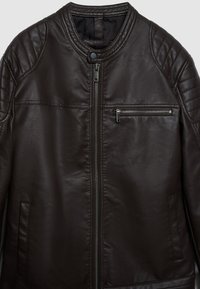 Giacca in pelle marrone caratterizzata da una texture liscia, dettagli a coste sulle spalle, tasche con zip e scollo rotondo. Chiusura con zip resistente.