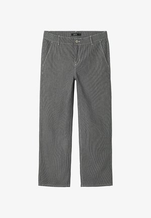 Pantalones de rayas grises con un diseño de pierna recta, que cuentan con bolsillos frontales, un cierre de botón y detalles de costura en contraste.