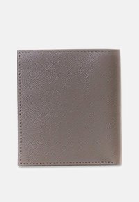 Portafoglio in pelle grigia con texture, superficie liscia, cuciture precise e design a bifold. Forma rettangolare compatta senza hardware visibile.