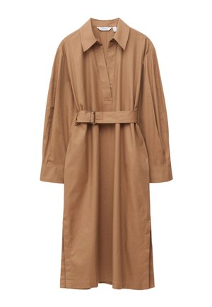 Lange beige overhemdjurk met brede kraag, lange mouwen, vooraan een split in de halslijn en een bijpassende riem met metalen gesp in de taille.