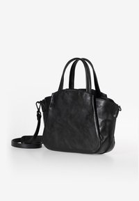 Borsa a mano in pelle nera con due manici corti e una tracolla rimovibile. Presenta una forma arrotondata e una texture liscia. Chiusura con zip.