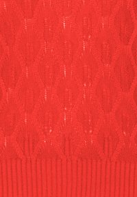 Țesătură tricotată roșie cu un model texturat ce include forme de diamant și accente ribbed în partea de jos. Finisaj neted cu o ușoară strălucire.