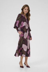 Marinröd och rosa mönstrad klänning med långa ärmar, v-ringning och fickor. Flödande design som når till mitten av vadbenet. Matchad med bordeauxfärgade slingbacks.