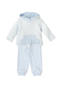 Sudadera rayada azul claro con un bolsillo, combinada con pantalones lisos en azul claro. Tejido suave con puños acanalados y capucha.