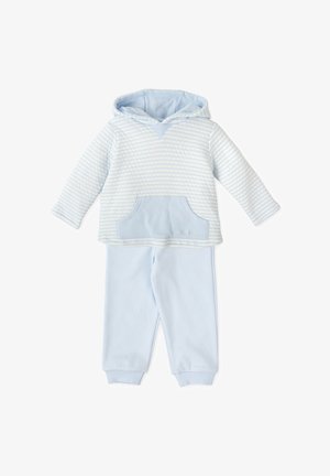Sudadera rayada azul claro con un bolsillo, combinada con pantalones lisos en azul claro. Tejido suave con puños acanalados y capucha.