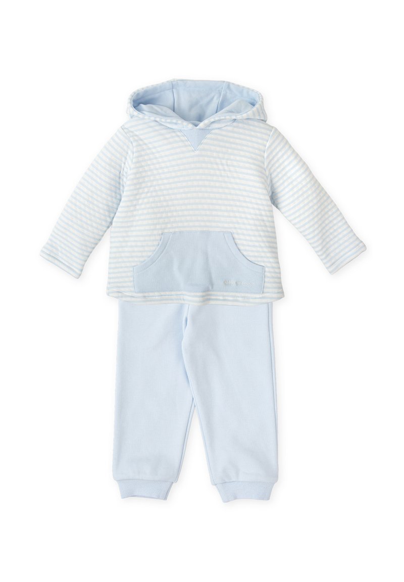 Sudadera rayada azul claro con un bolsillo, combinada con pantalones lisos en azul claro. Tejido suave con puños acanalados y capucha.