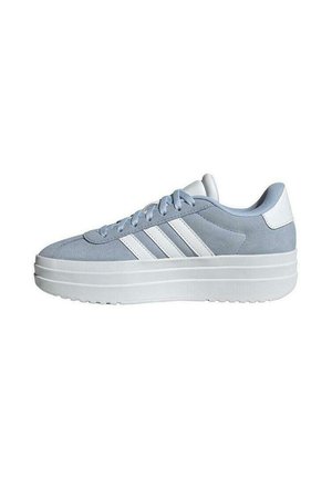 Sneakers na platformie z jasnoniebieską zamszową cholewką i białymi skórzanymi akcentami. Posiadają trzy białe paski oraz grubą białą podeszwę.