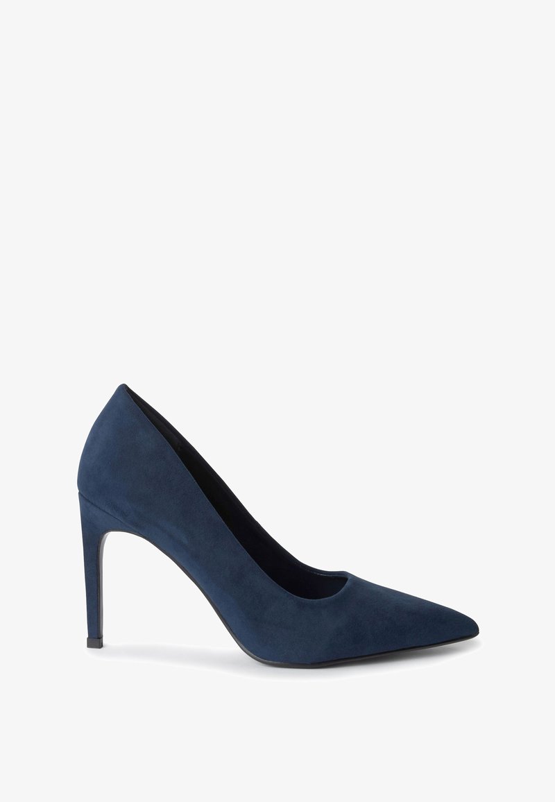 Escarpin en daim bleu marine à talon haut avec un bout pointu et une silhouette élégante. Doté d'un talon fin et d'une texture lisse.